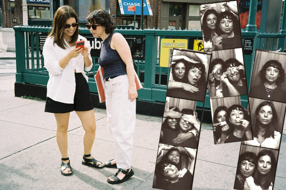 Becca et Jess devant l'entrée d'une station de métro new-yorkaise, à côté de bandes de photos en noir et blanc prises dans un photomaton représentant les deux sœurs