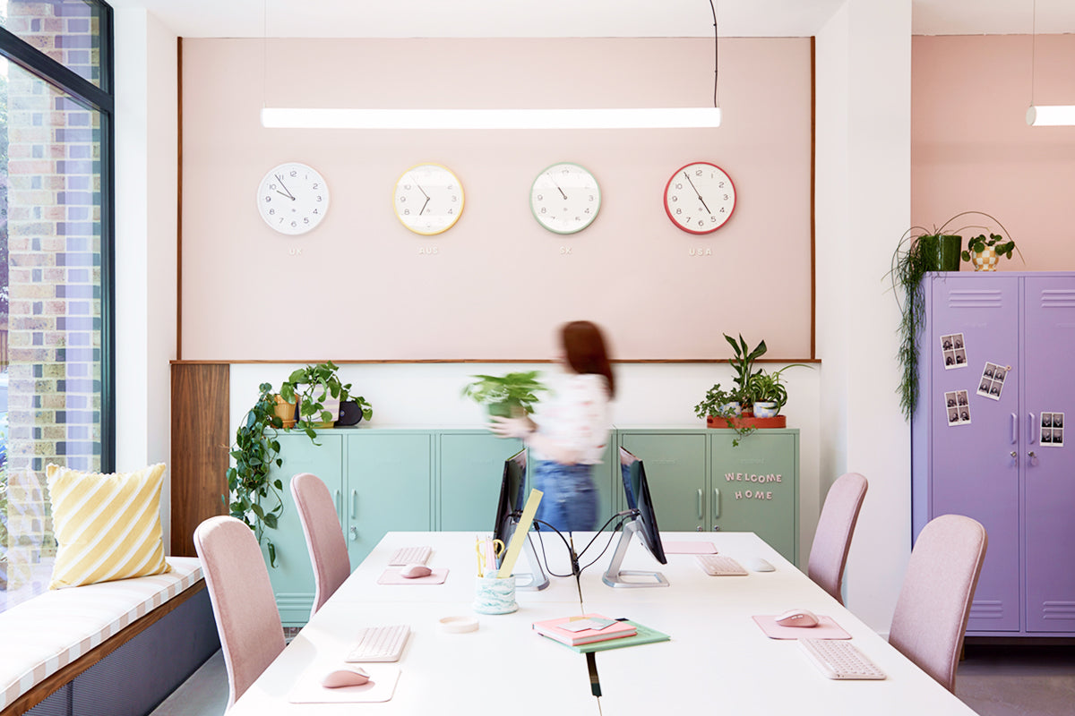 Midi en vert sauge et le « Twinny violet lilas dans les bureaux britanniques aux tons pastel Mustard , ornés d'horloges murales