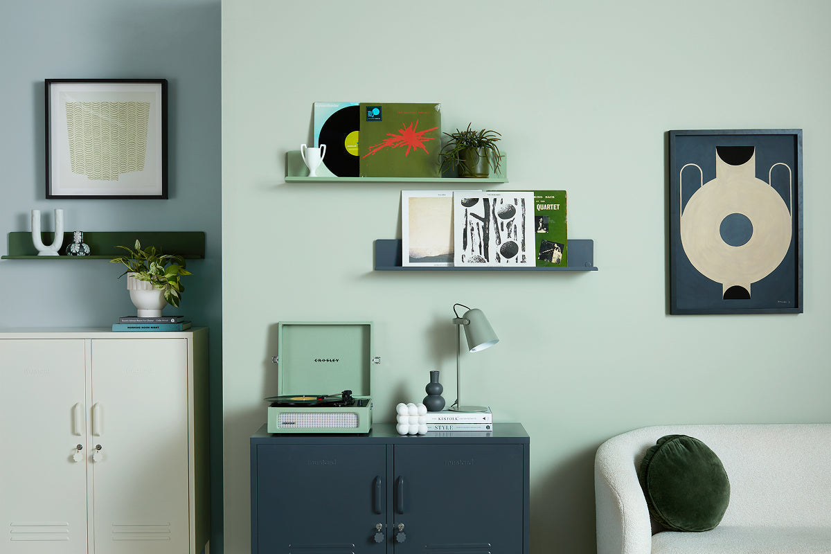 Midi in blu navy con giradischi, oltre Ledge The Ledge in verde salvia e blu navy su cui sono esposti i dischi in vinile
