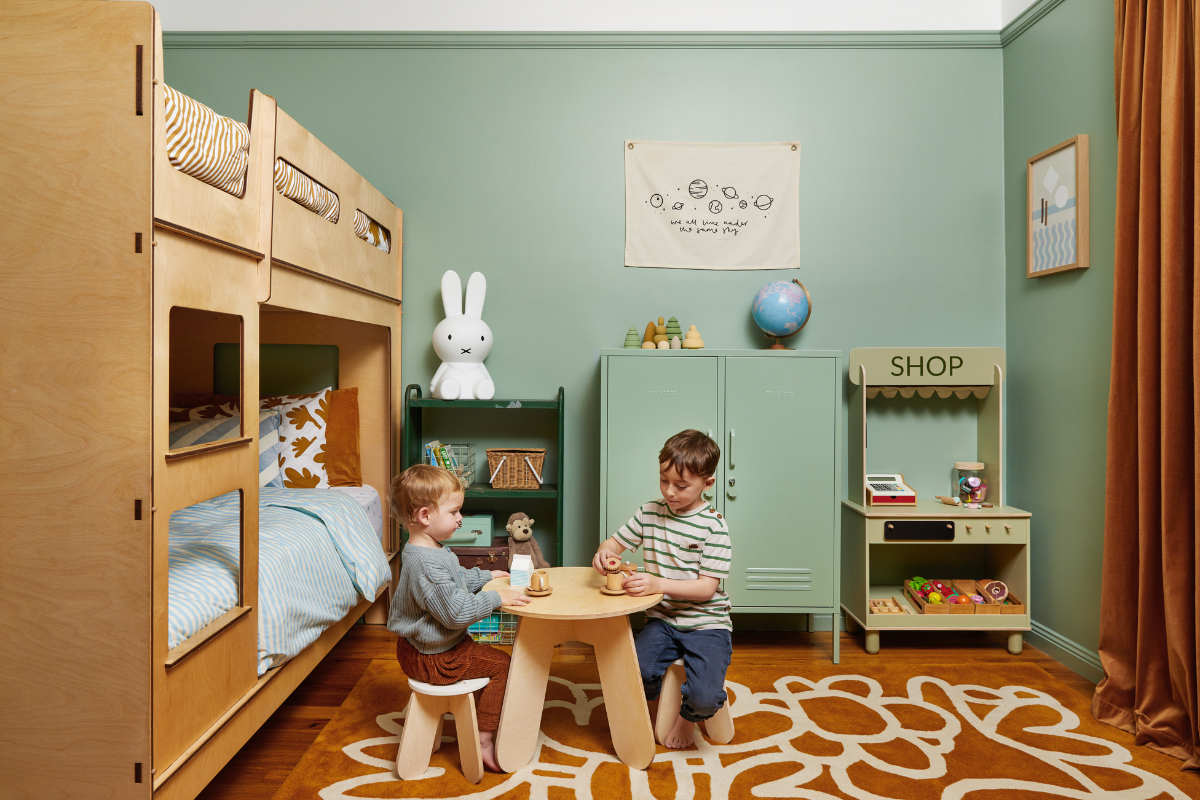 Beccas gemütliches gemeinsames Schlafzimmer für ihre Jüngsten