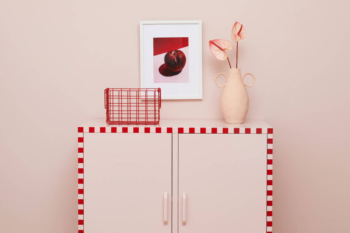 Der Midi in Blush Locker mit roten Schachbrettaufklebern