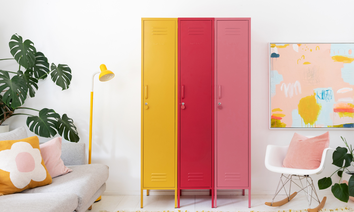 drei dünne Spinde, die aneinandergereiht sind