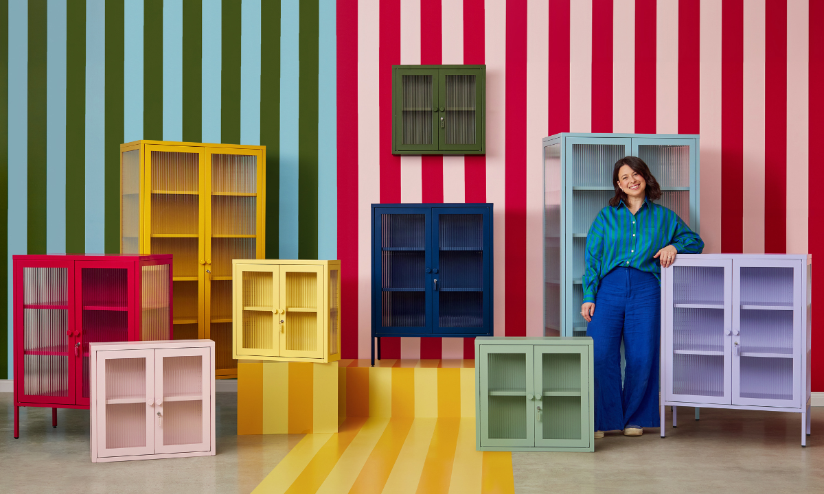 Mitbegründerin Becca Stern steht mit der Glass Collection von Mustard Made