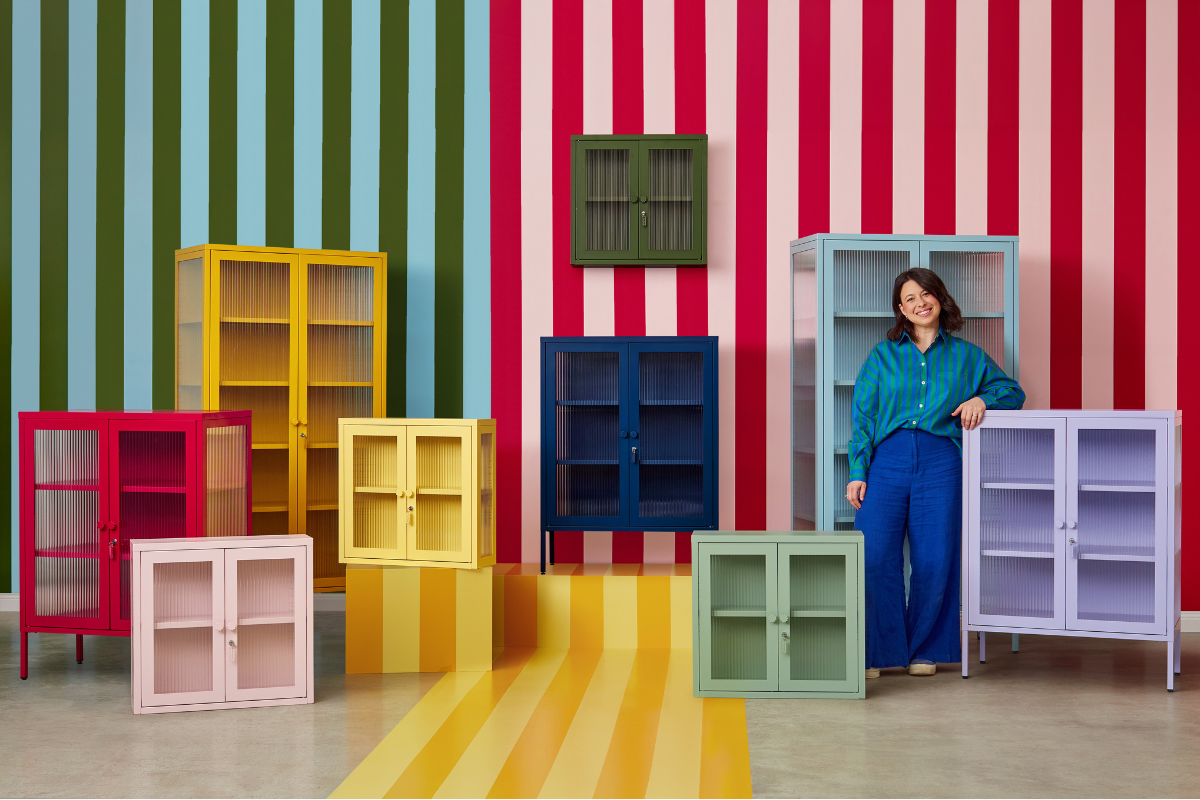 Mitbegründerin Becca Stern steht mit der Glass Collection von Mustard Made