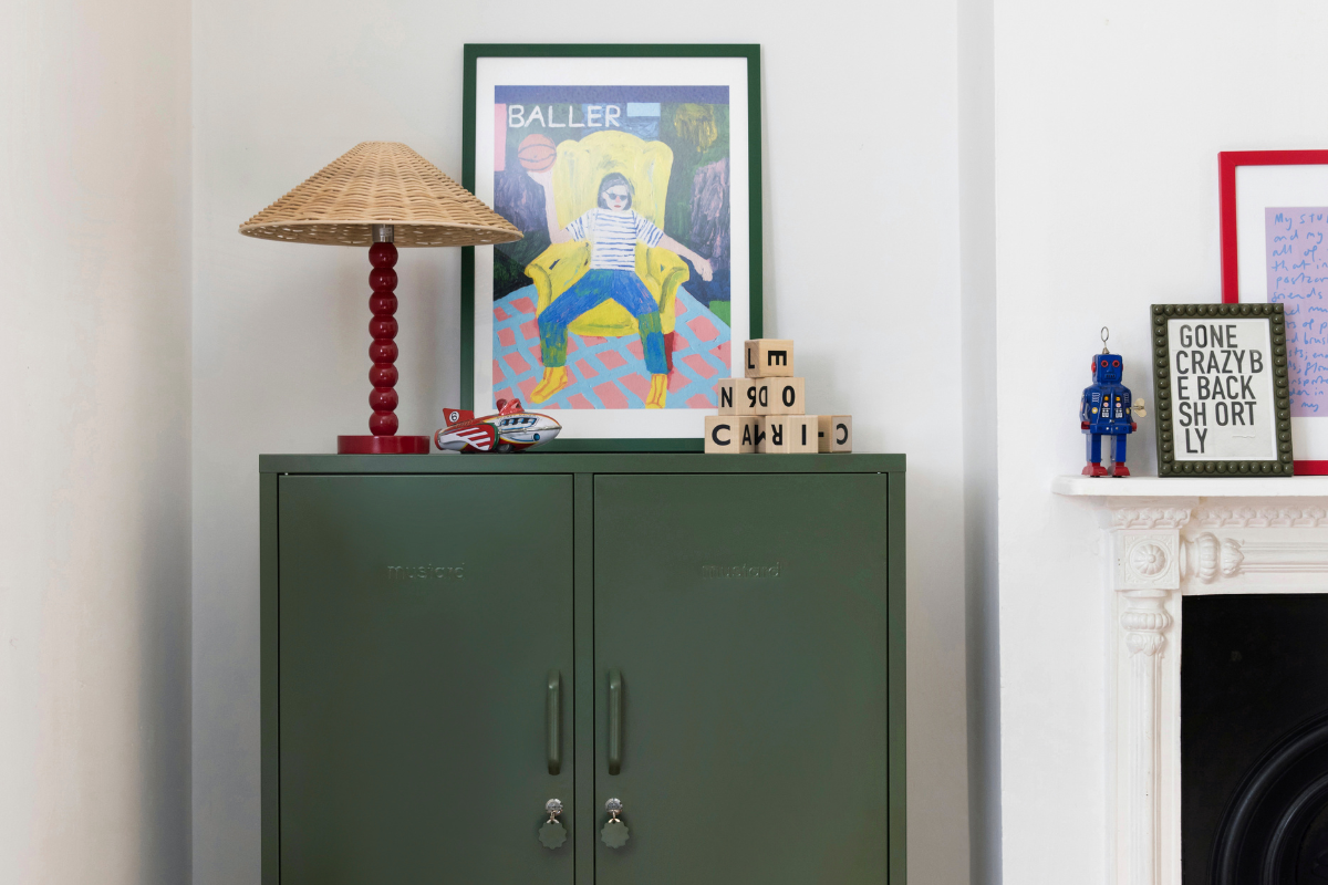 Wohnraum mit The Midi locker in Olive 