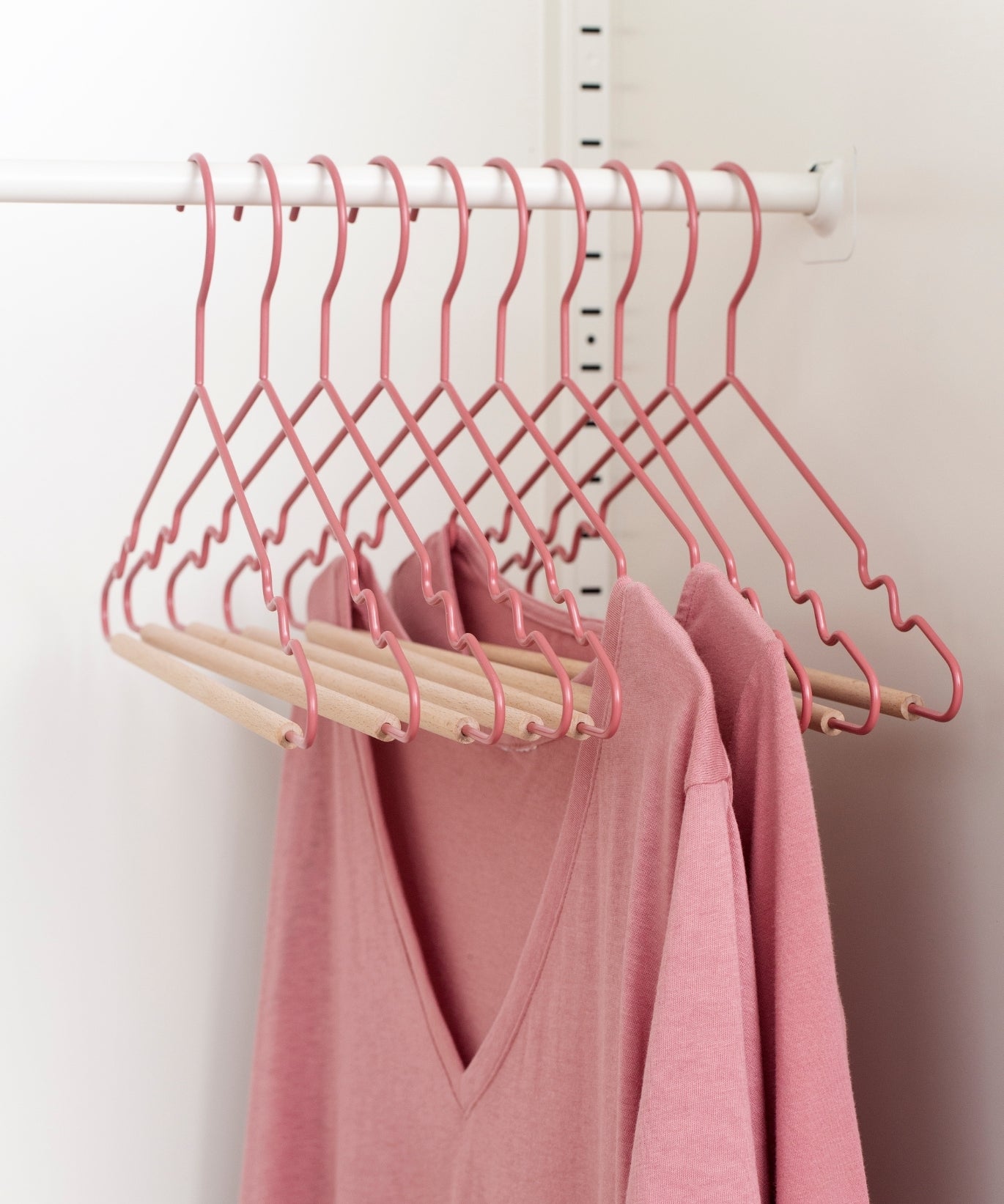 Adult Top Hangers in Beere