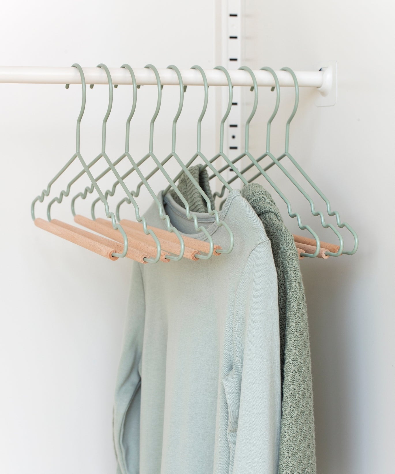 Kinder Top Kleiderbügel in Salbei