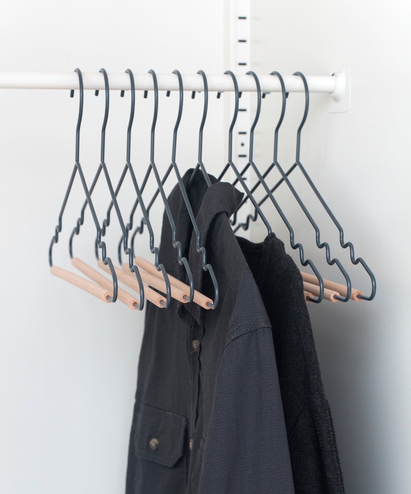 Kleiderbügel für Erwachsene in Schiefer