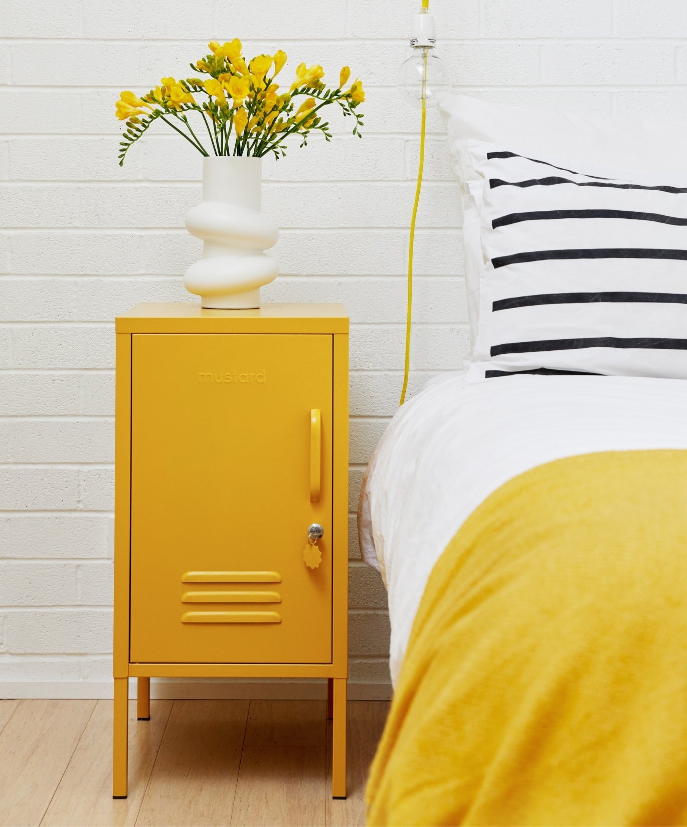 Der Shorty in Mustard nach links