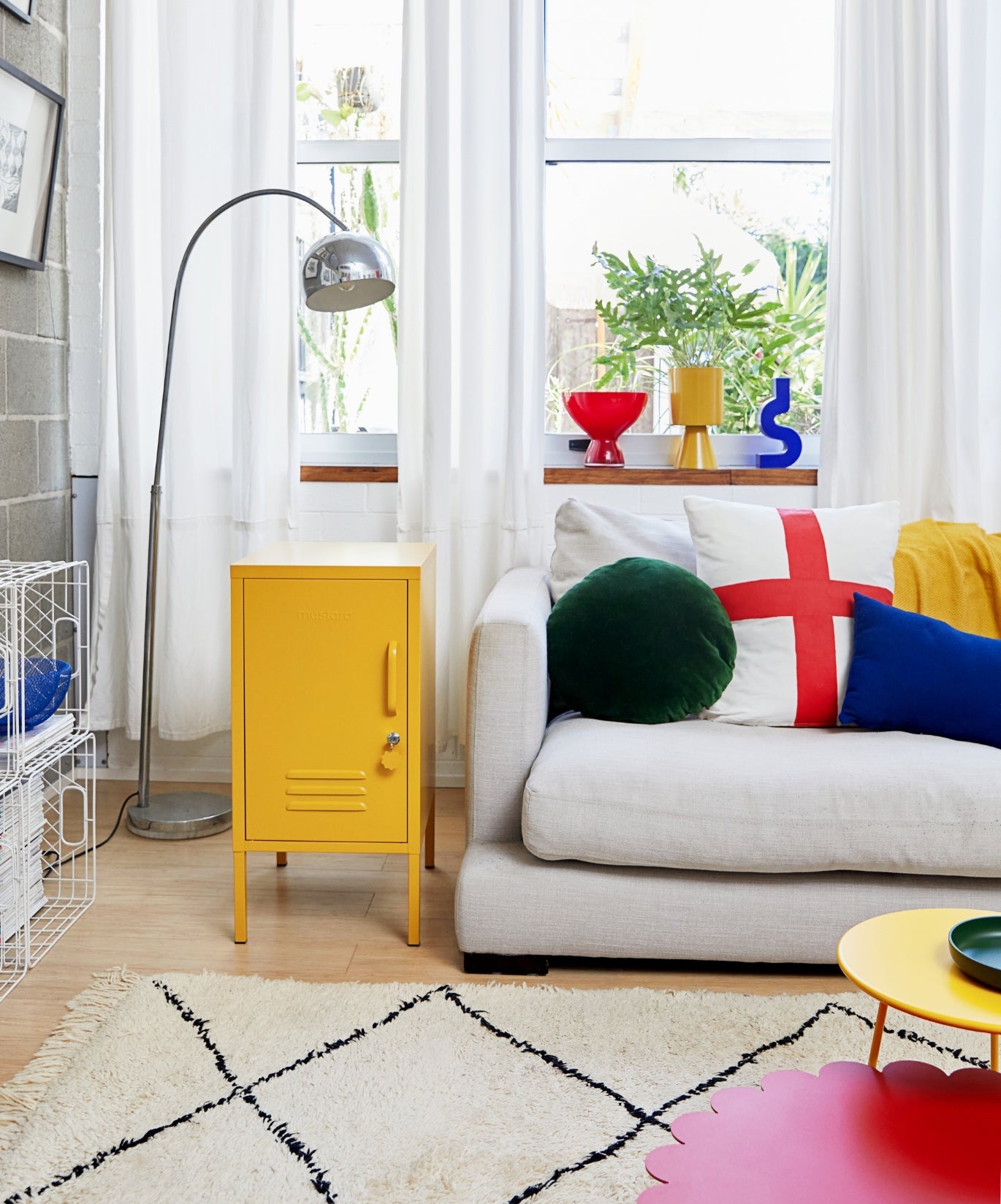 Der Shorty in Mustard nach links