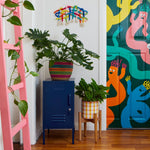 Der Shorty in der Marine zur Linken