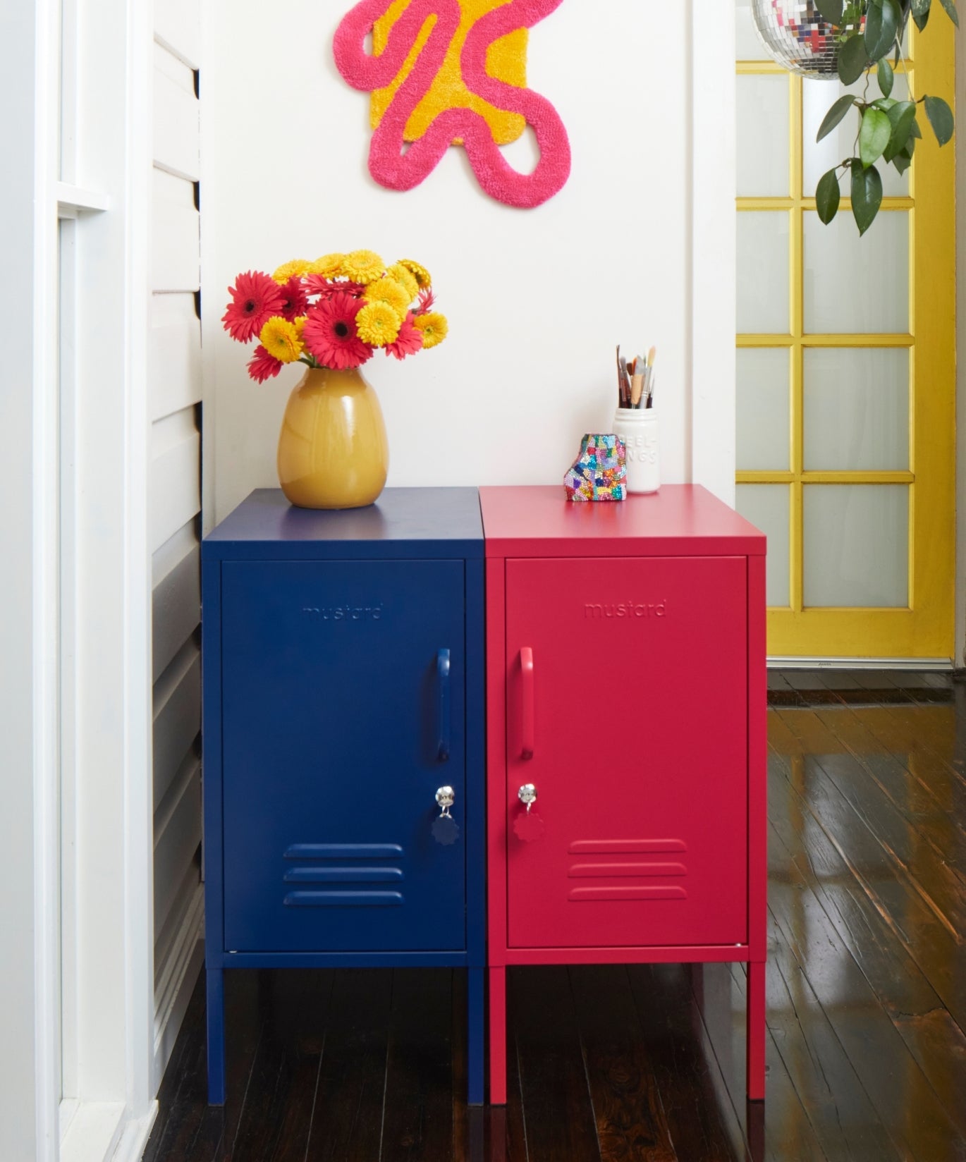 Der Shorty in der Marine zur Linken