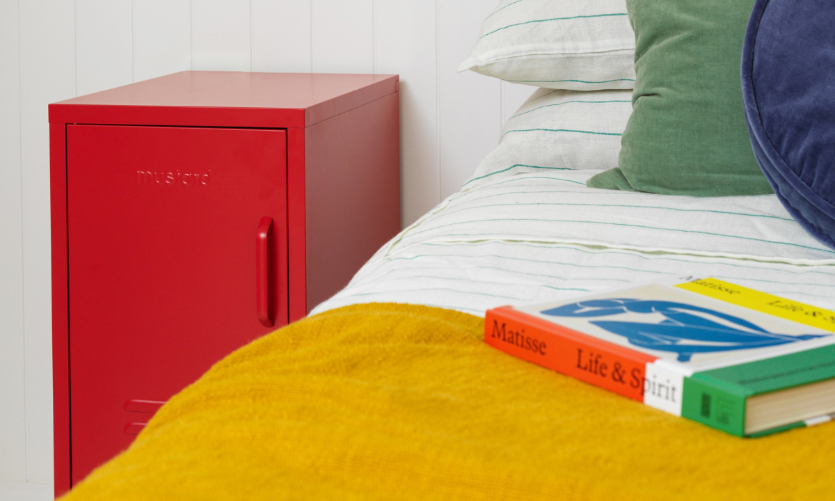 Un Shorty a la izquierda Poppy Locker al lado de una cama.