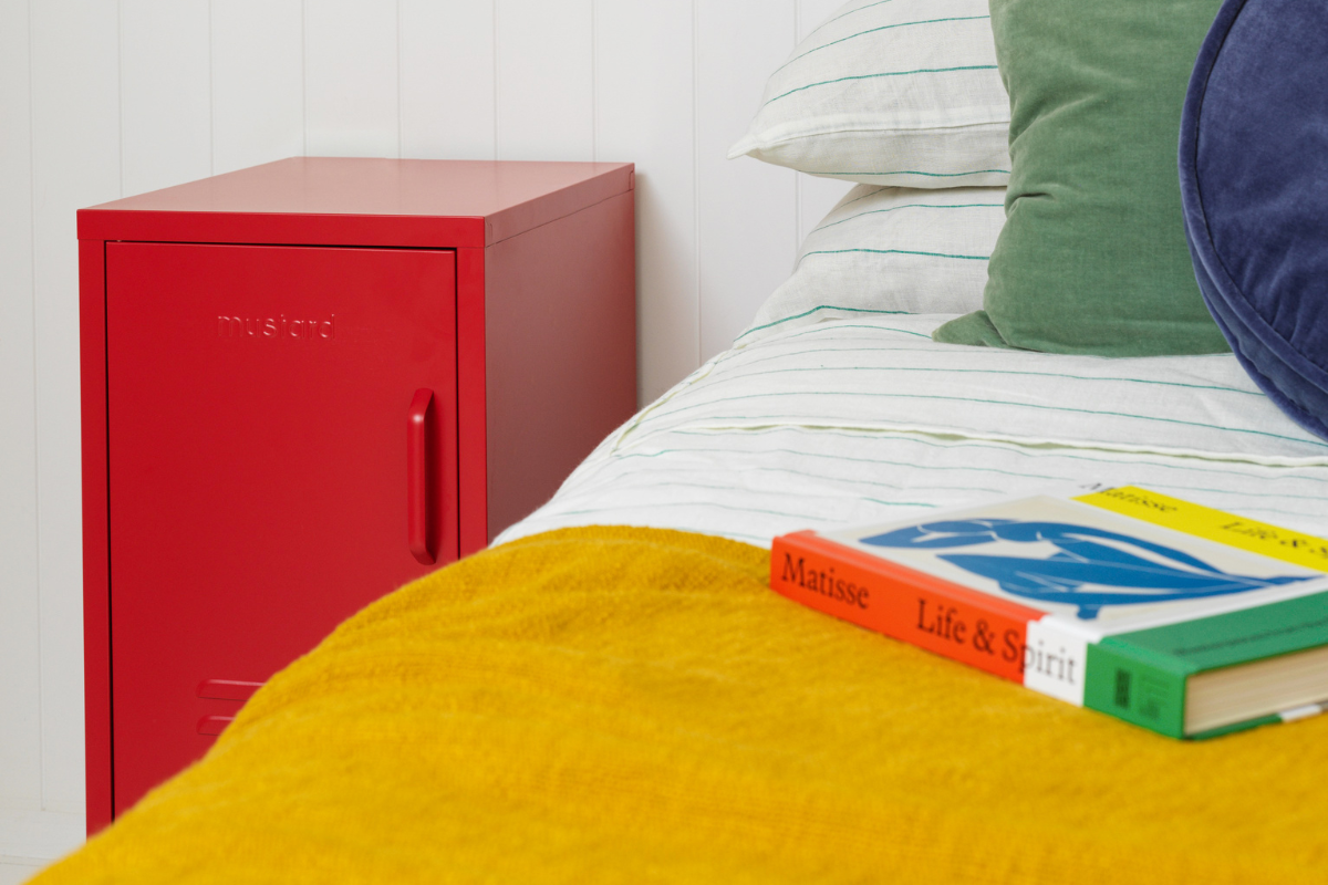 Un Shorty a la izquierda Poppy Locker al lado de una cama.