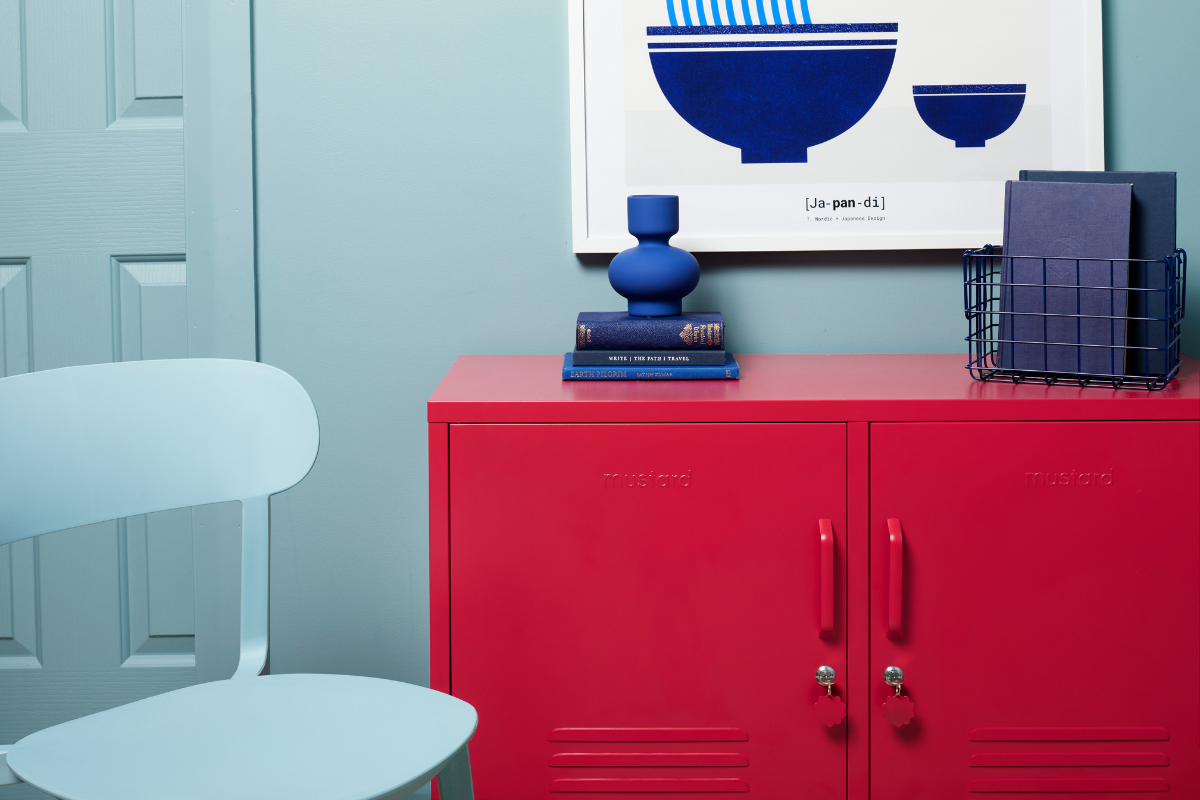 The Lowdown en Poppy contra una pared azul Ocean.