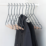 Perchas para adultos en pizarra