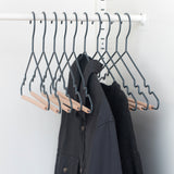 Perchas para adultos en pizarra