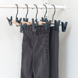 Perchas de clip para niños en pizarra