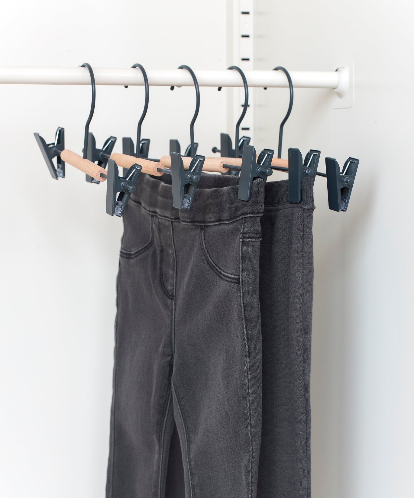 Perchas de clip para niños en pizarra