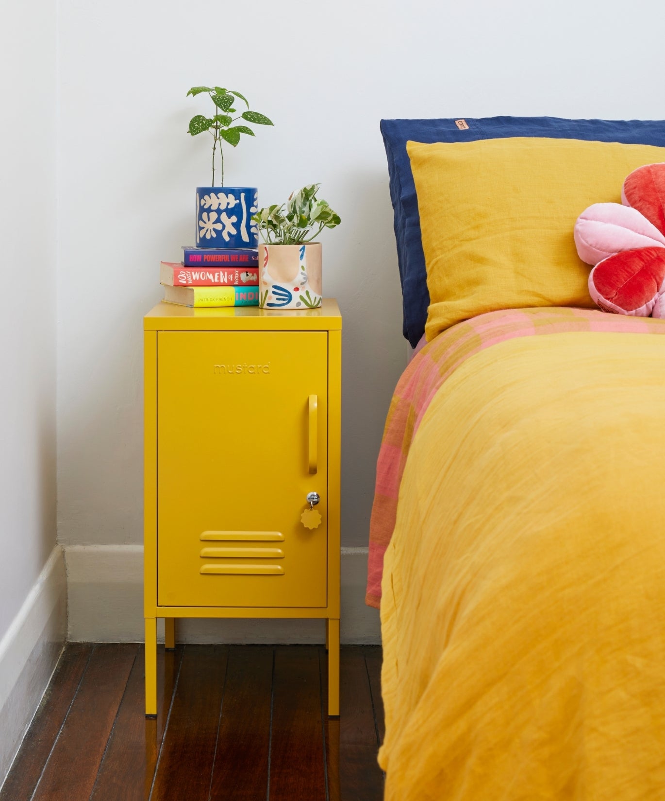 El Shorty en Mustard a la izquierda