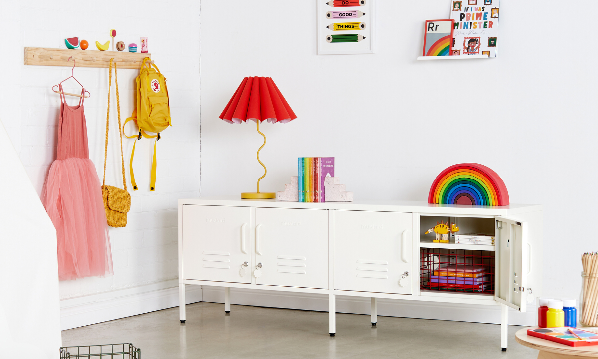 Le casier Standard en craie, entouré de jouets aux couleurs de l'arc-en-ciel.