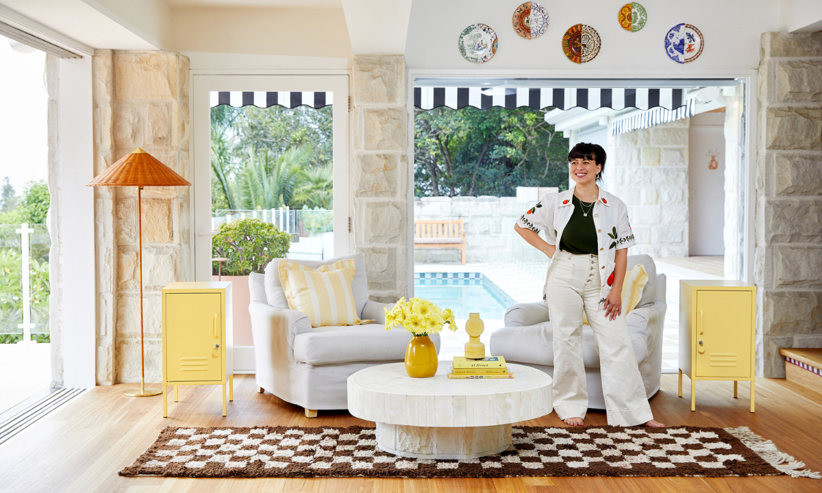 Becca se tient dans une maison joliment décorée, avec deux Butter Shortys de chaque côté d'elle. En arrière-plan, on aperçoit une piscine.