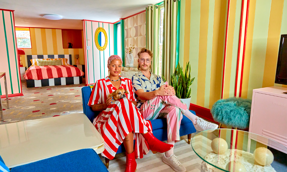 L'intérieur de la maison colorée d'un duo de photographes et de directeurs de création