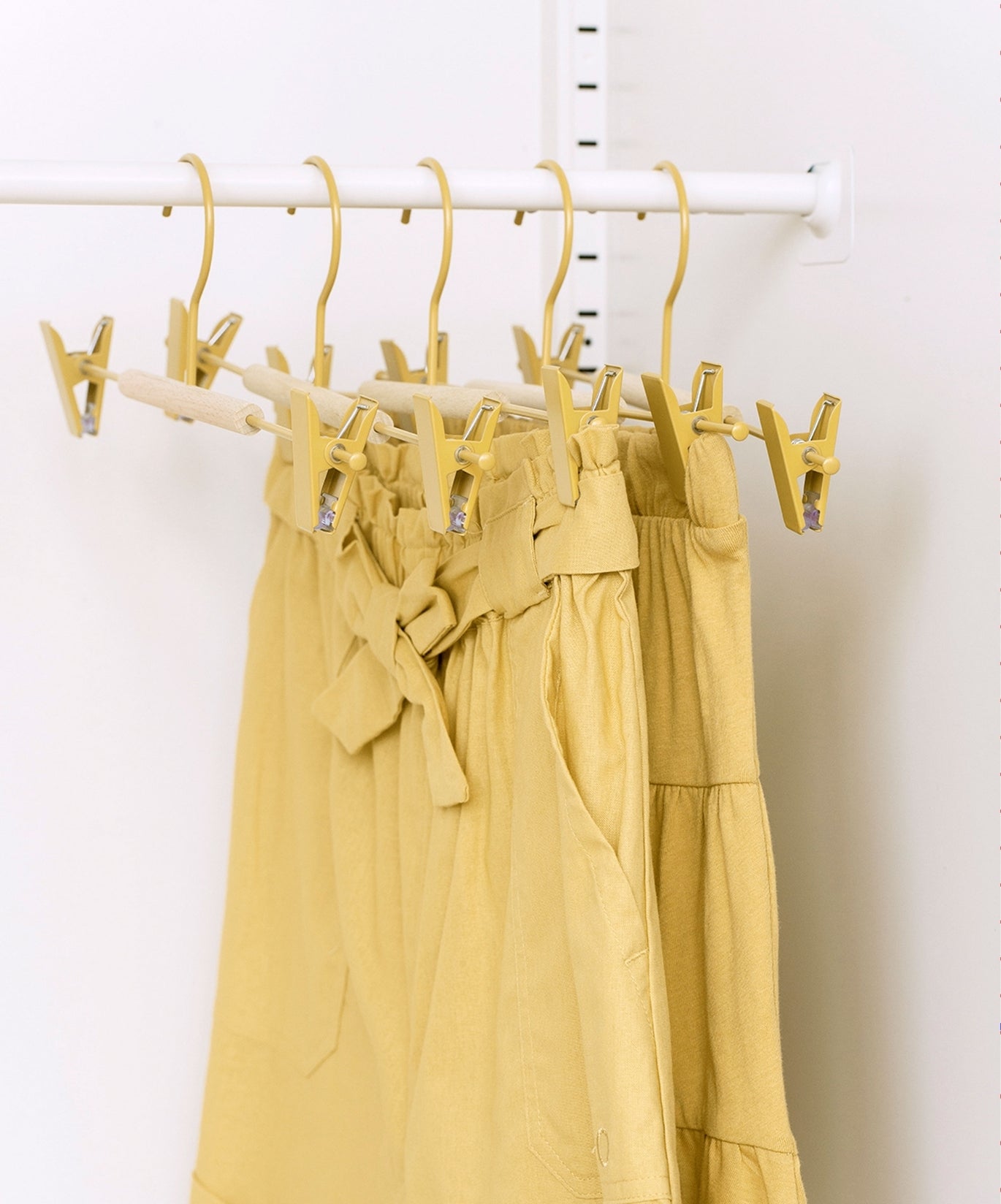 Cintres à clip pour adultes en beurre