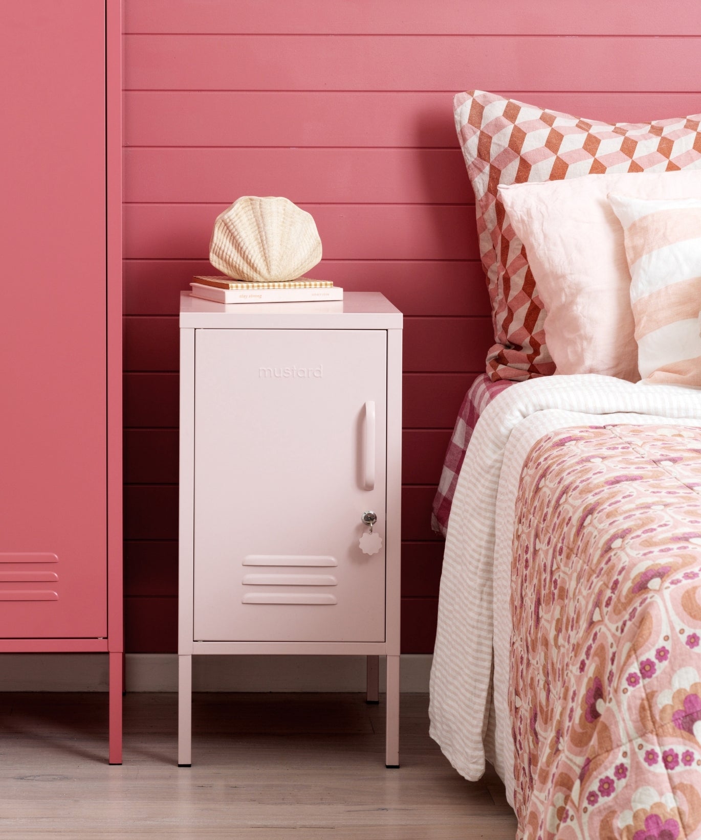 Lo Shorty in Blush a sinistra