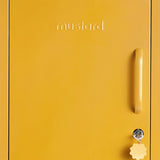 Lo Shorty in Mustard a sinistra