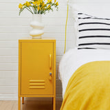 Lo Shorty in Mustard a sinistra